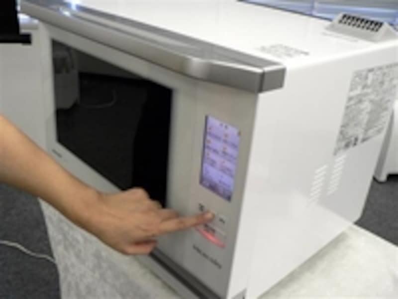 従来の赤に加えて、今までと印象の異なるホワイトモデルを展開し、より幅広い世代のニーズに対応