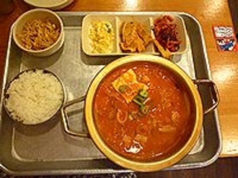 一緒に出てくる自家製のおかずもいけます。キムチチゲはおかわりしたくなるほどの味！