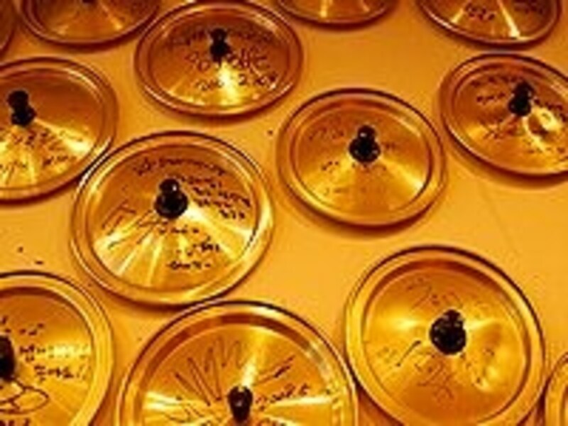 鍋の蓋にサインをもらうとは、チゲ屋さんらしい発想です。好きな俳優のサインがないか探してみましょう～