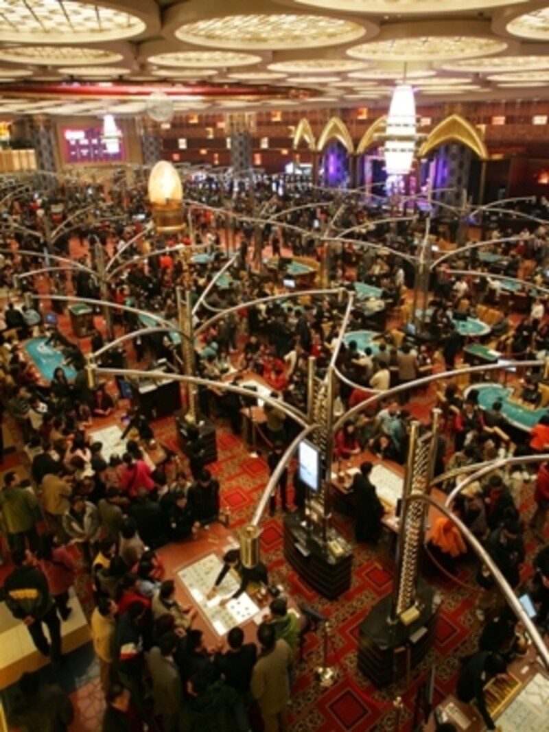 天井が高く開放感あるメインフロア (c) STDM