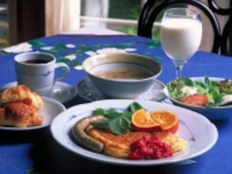 おしゃれでボリュームたっぷりの朝食も魅力