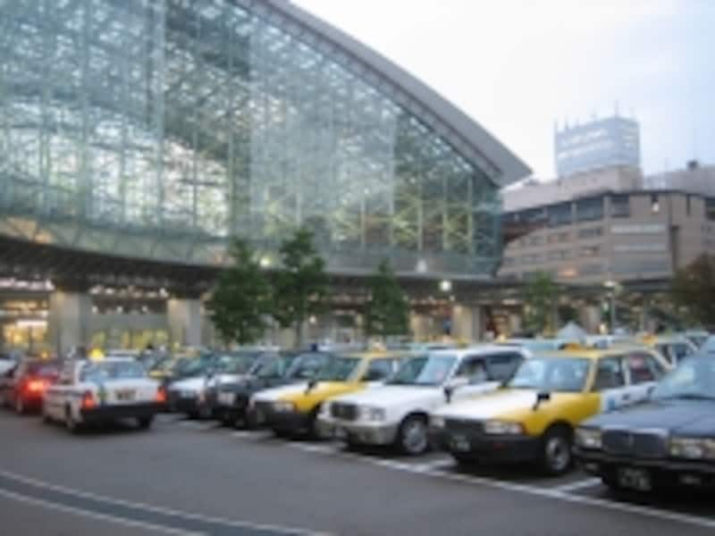 金沢駅の東口では右側がタクシーのりば