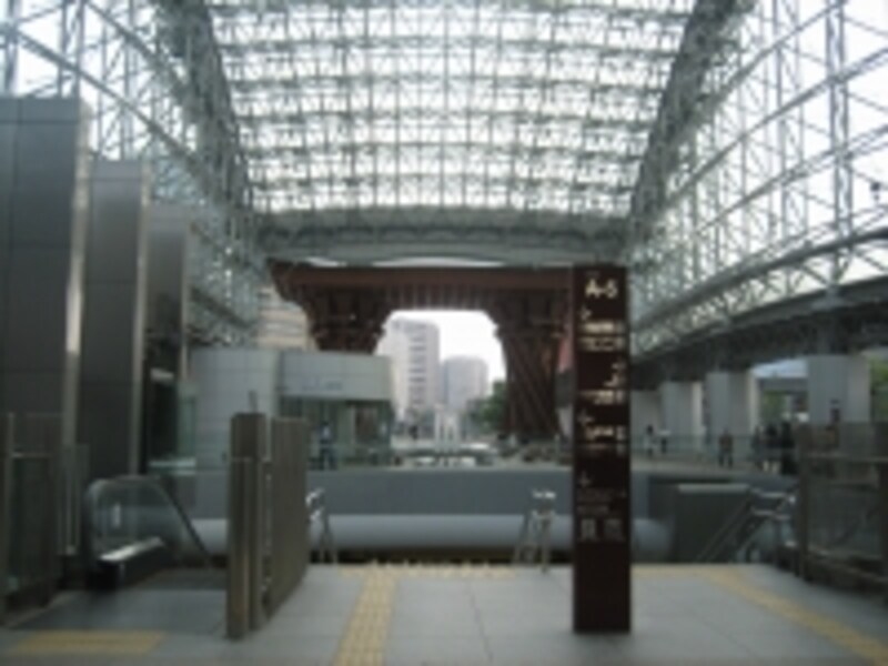 東口に出ると、正面に鼓門が見えます。手前がバス、タクシーの案内所です