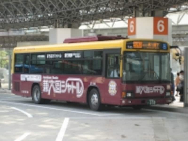 でっかく「兼六園シャトル」と書いてあります