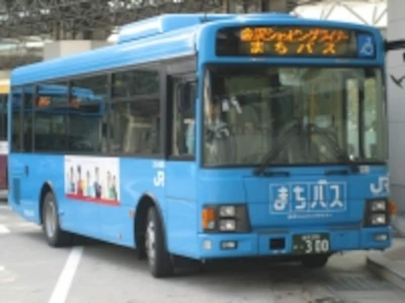 青い色が目立つ「まちバス」