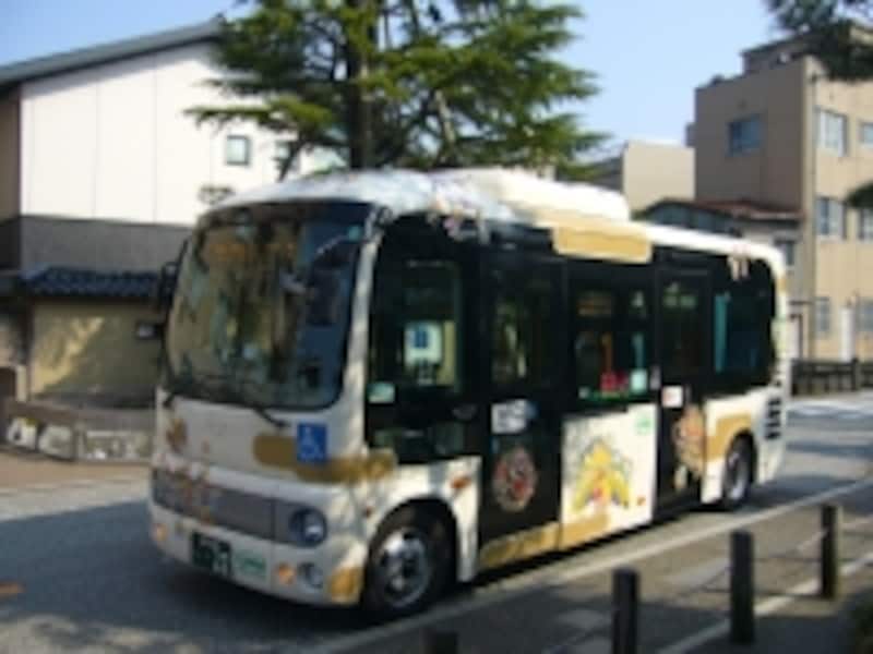 ふらっとバスには鮮やかな加賀友禅がデザインされています