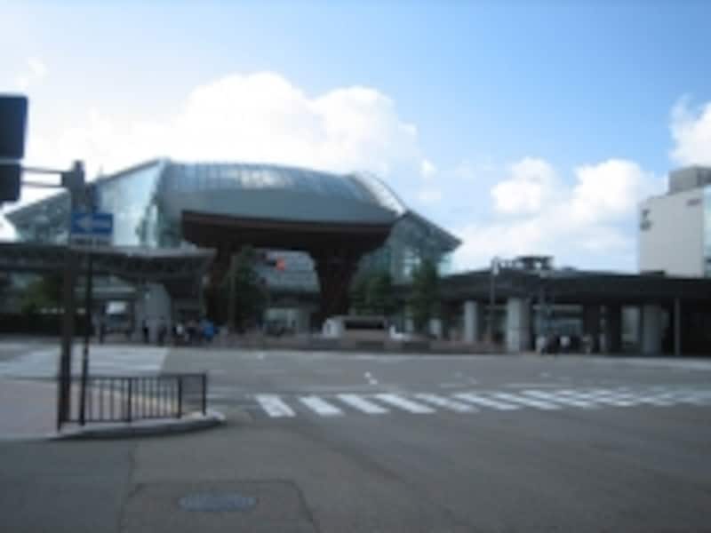 JR金沢駅東口側。ガラス張りのドームは「もてなしドーム」とよばれています