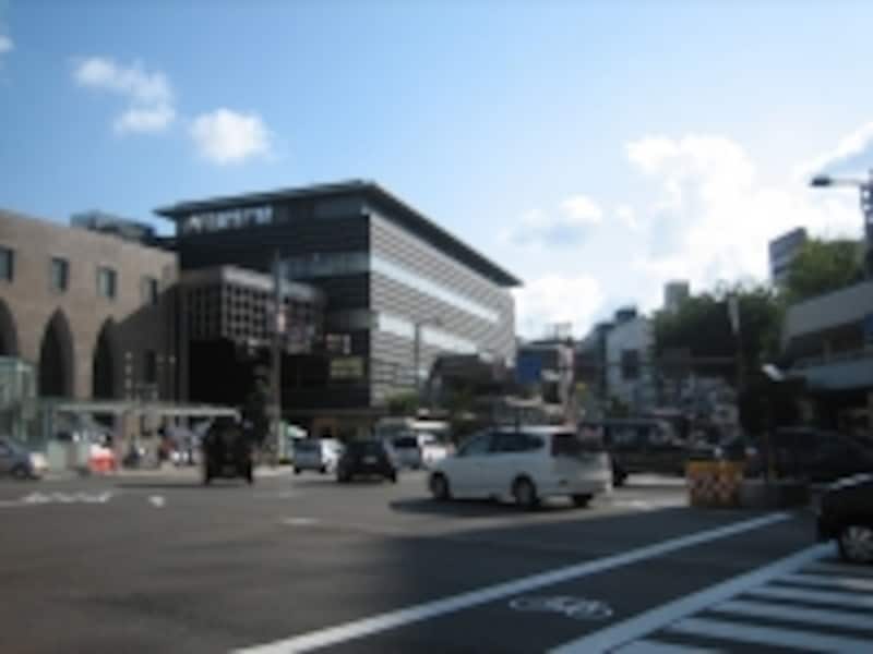 武蔵ヶ辻交差点と近江町いちば館