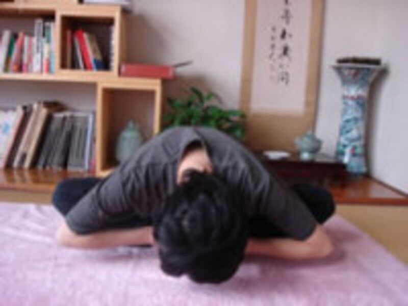 骨盤を開く体位