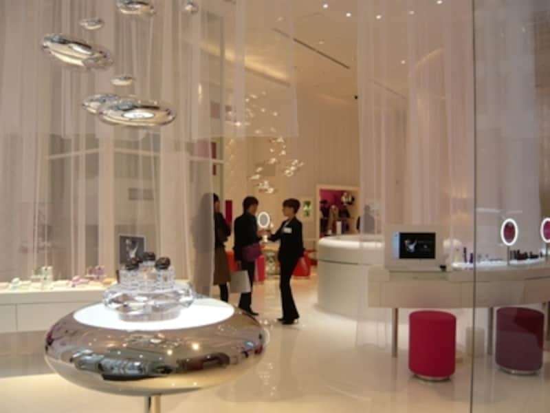 ビル全体のデザインコンセプトは『水』『光』『時』。エントランスからその思いは伝わってきます