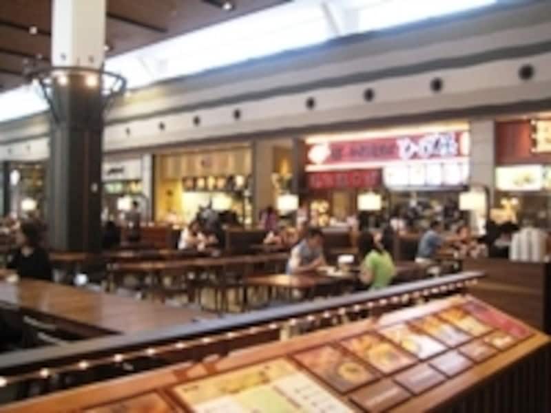 フードコートでご当地グルメを堪能