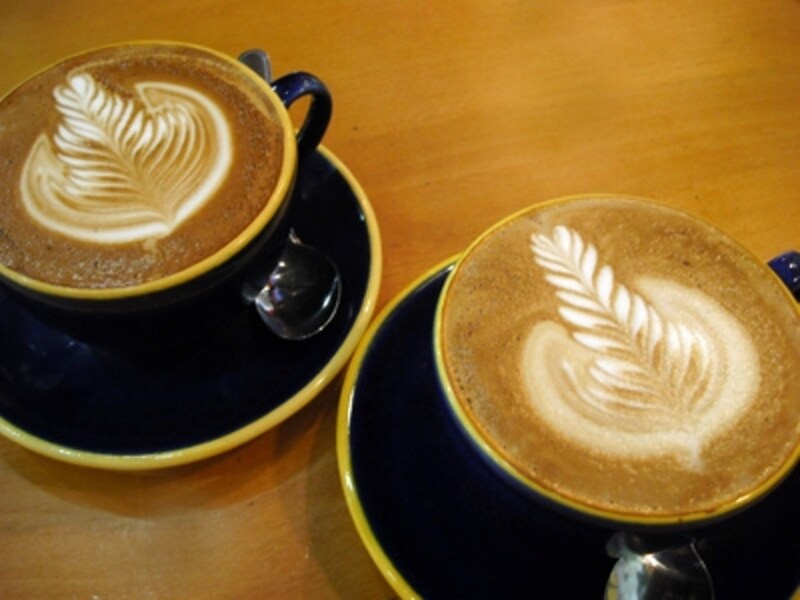 コーヒーの専門職であるバリスタが泡で絵を書いてくれることも