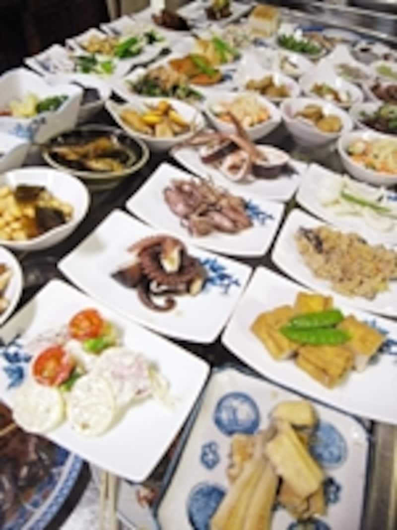 料理は野菜や魚の小鉢が中心。お客さんが増えるごとに次々減っていくので、早い時間帯の方がたくさんの種類から選べる