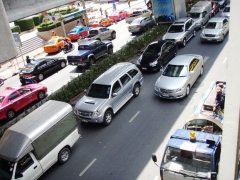 バンコク名物の1つとなってしまった渋滞。朝7～１0時、夕方4～7時が渋滞のピーク時間となる