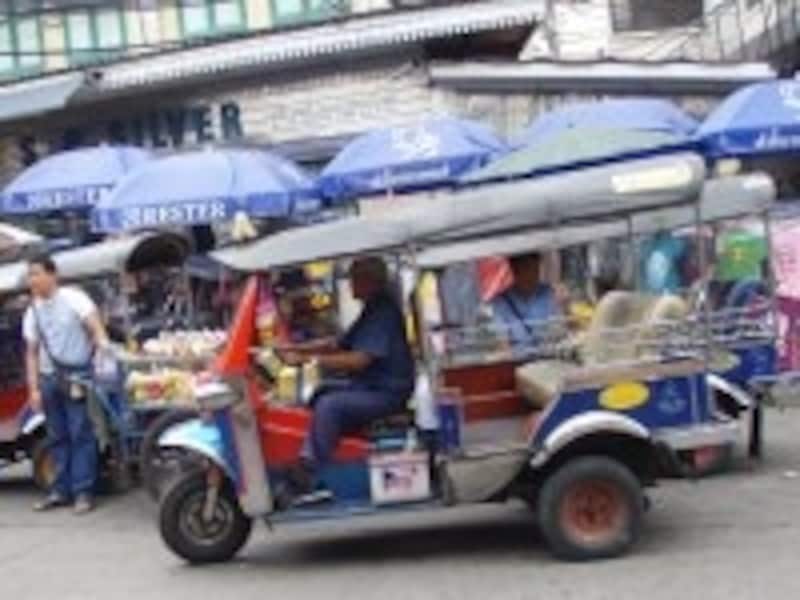 タクシーがつかまらない近距離でしか、地元タイ人もあま利用しなくなったトゥクトゥクだが、観光客には人気がある