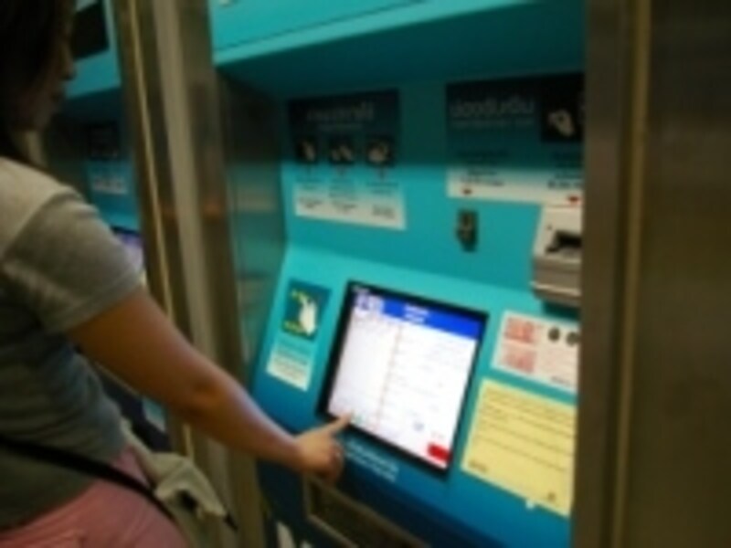 タッチパネル方式の券売機。窓口でも購入可能