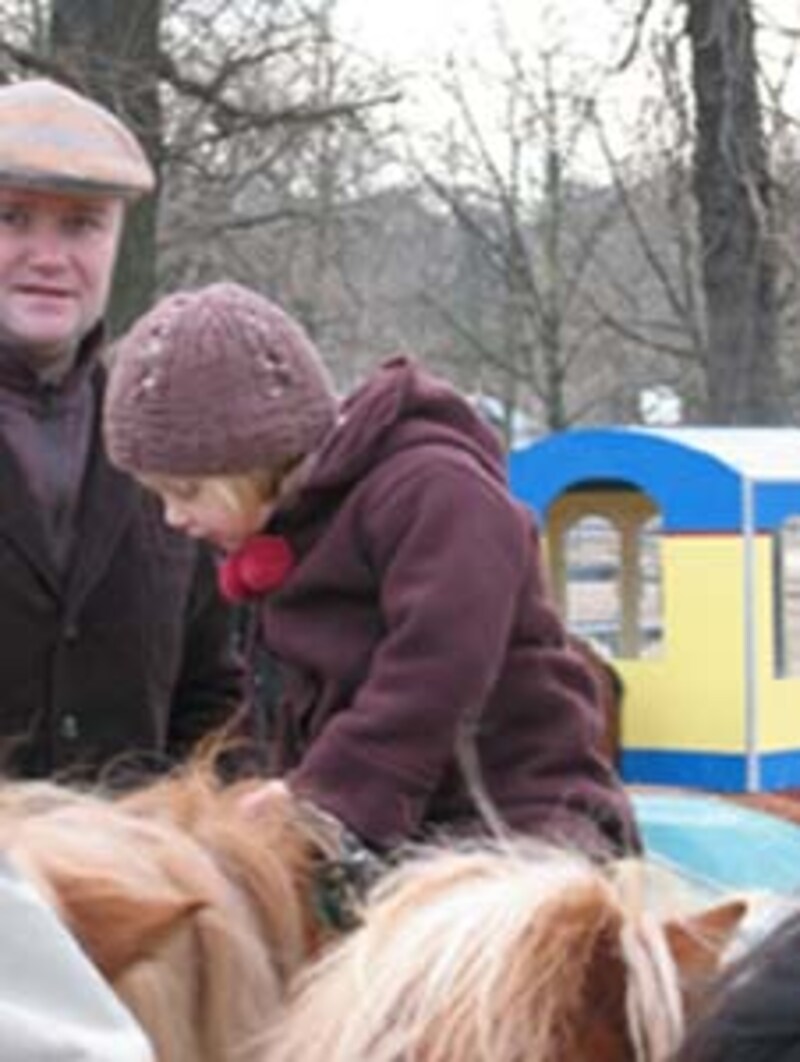 衿元からのぞくポンポンの赤が挿し色