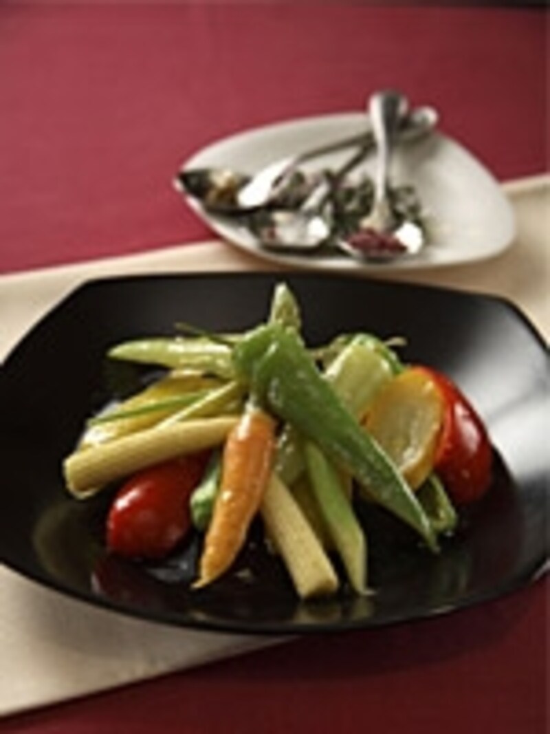 前菜からデザートまで旬の新鮮な野菜をメインに様々な調理法で提供(麻布十八番)