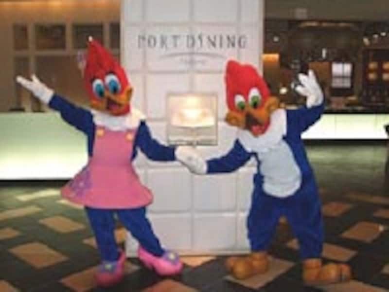 子どもたちに大人気のキャラクターと一緒の楽しいディナータイム(「ポートダイニングテアトロ」の“キャラクターダイニング”)