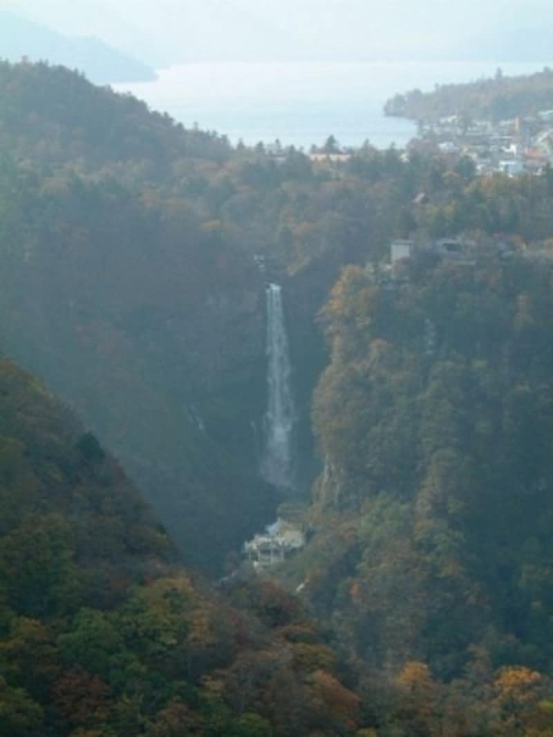 明智平展望台から眺めた中禅寺湖と華厳の滝（2006年10月撮影）