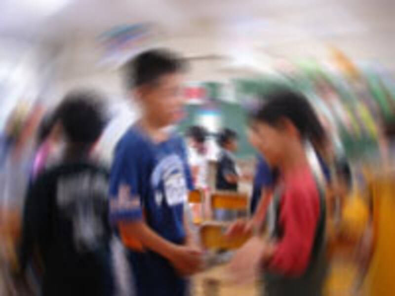 ペアになって英語のやりとりを練習する子供たち。笑顔で楽しそうに活動していた。自信があるから、発表したいという気持ちが生まれる。