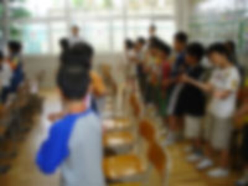 「Dansinglish 4」を見ながら身体を動かして、大きな声で英語のリズムを口ずさんでいる子供たち。