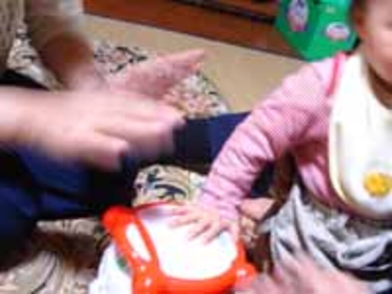 お母さんと一緒に触る。