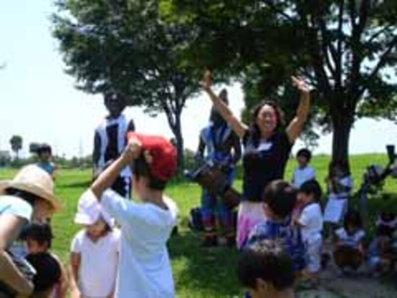 中央で手を広げているのが代表の今井さん。サークルタイムにはたくさんのママたちが集まっている。