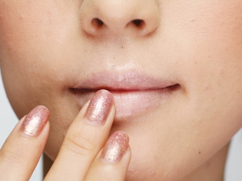 指で優しく塗る