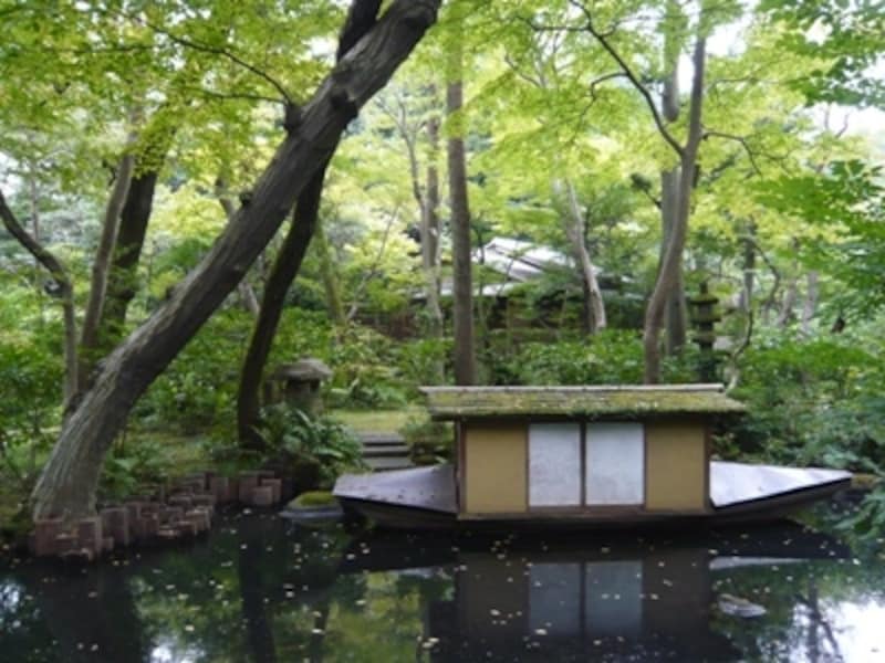 ここが青山だと信じられますか?庭園の中には「根津美術館八景」とされる場所が点在