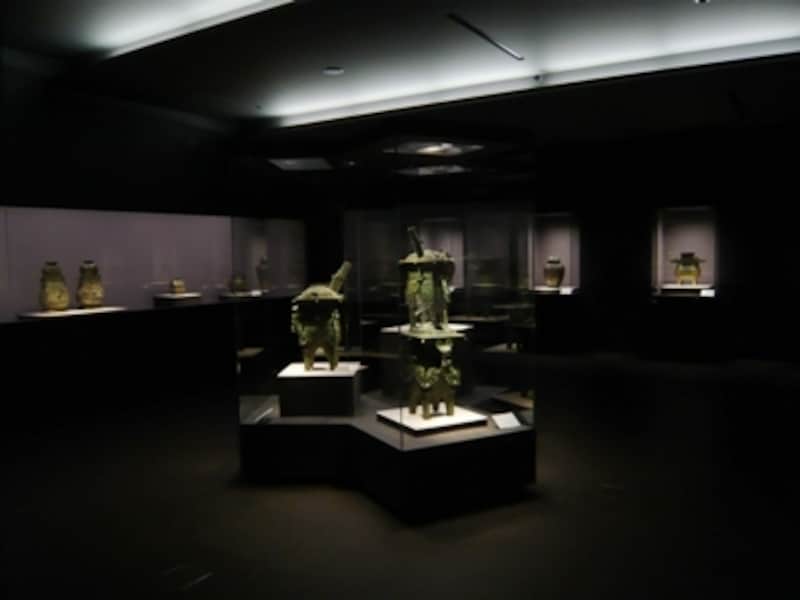 『展示室4』には古代中国の青銅器が展示。闇の中で浮かび上がる美術品が幻想的