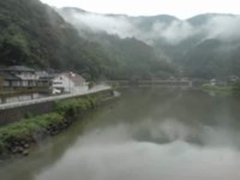 球磨川の流れが車窓からたっぷり眺められる