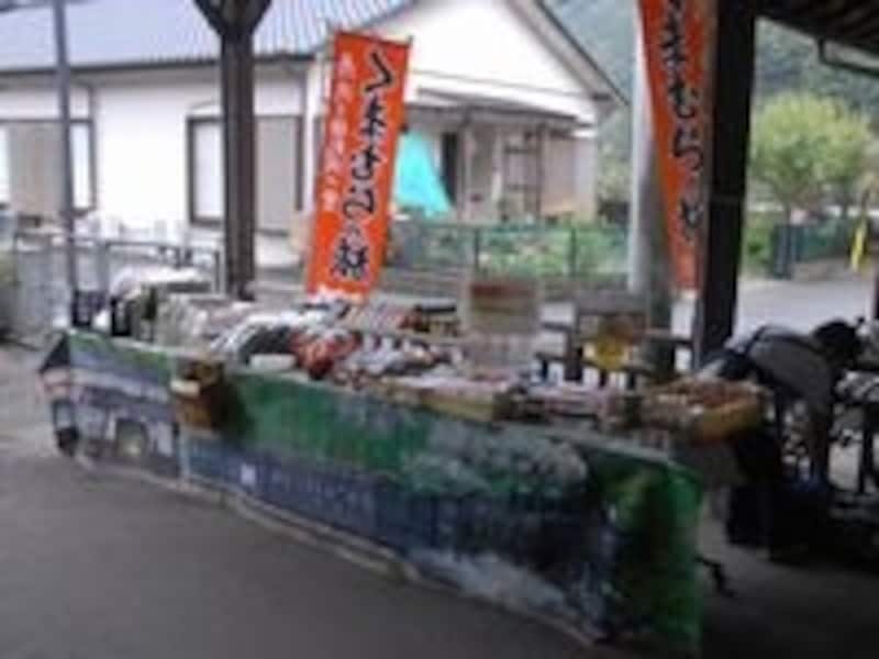 SL人吉は10分停車なので一勝地では地域の物産の販売があり、中々の人気だ