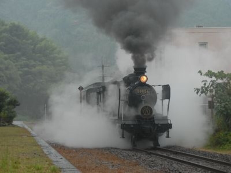 雨の中、一勝地を発車。白い蒸気が印象的だった