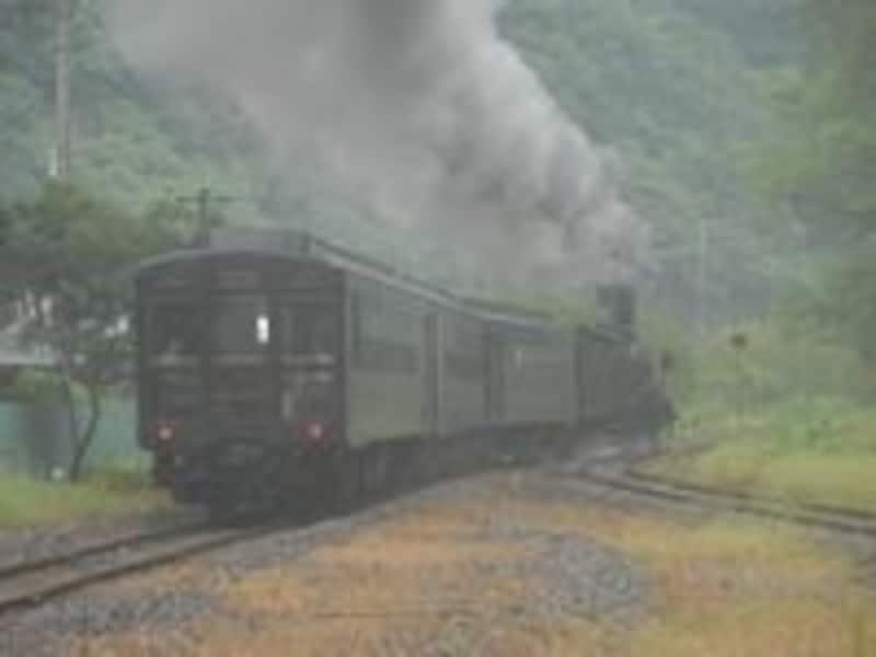 煙を残して汽車は一勝地を出発していった