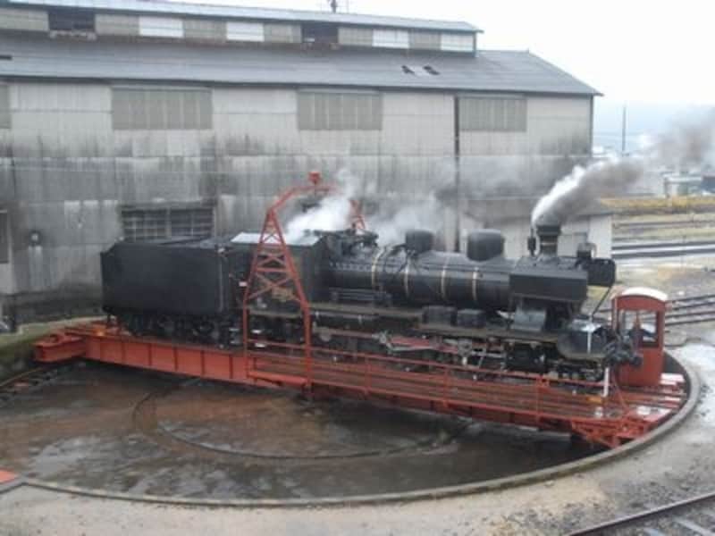 人吉駅の裏にあるターンテーブルで方向転換するハチロク