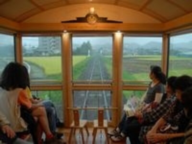 列車の最後尾の展望室からは流れ行く車窓が楽しめる