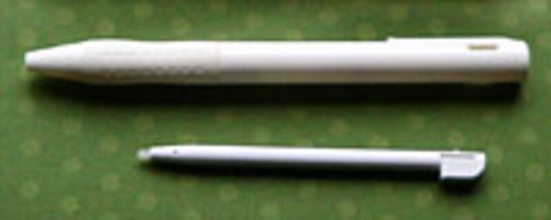 お子さんの手にも馴染む、握りやすい太さのタッチペン