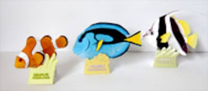左から、カクレクマノミ、ナンヨウハギ、ハタタテダイのペーパークラフト