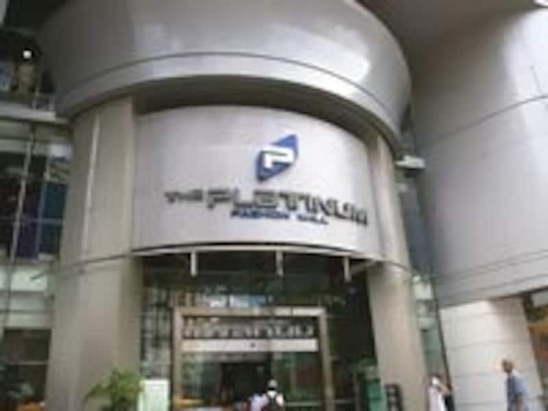 特に女性モノのファッションアイテムの品揃えが豊富！ 狭い店が並んでいて、まるで屋根付きの市場のよう！