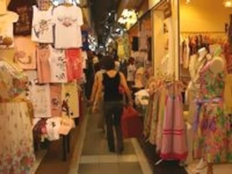 個性的なアクセサリーや日本でも活躍してくれそうなワンピース、お洒落な雑貨などが選びきれないほど売られている