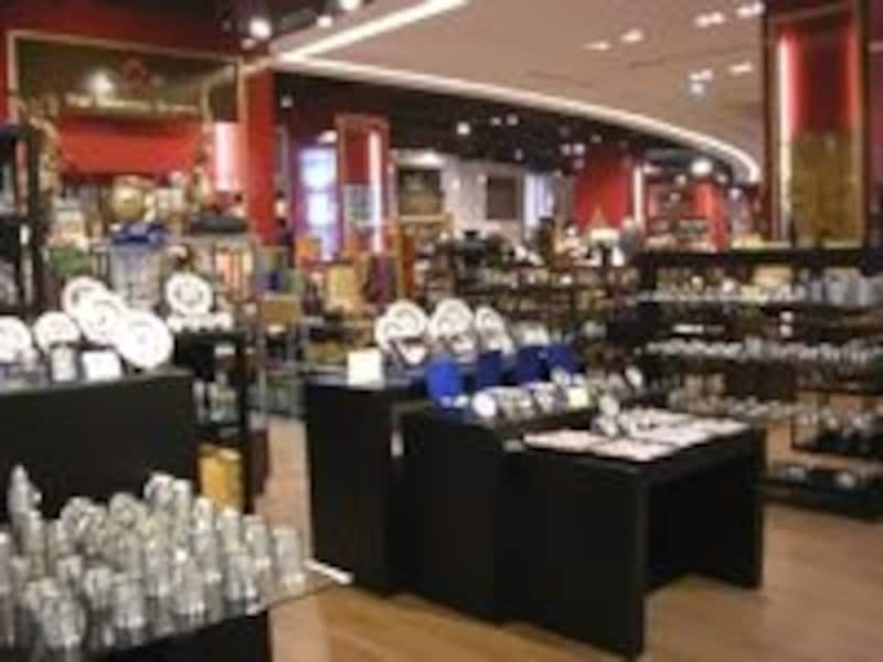 ここに来れば一通り家族や友達へ買って帰るタイ土産はすべて揃う(c)yoko sakamoto