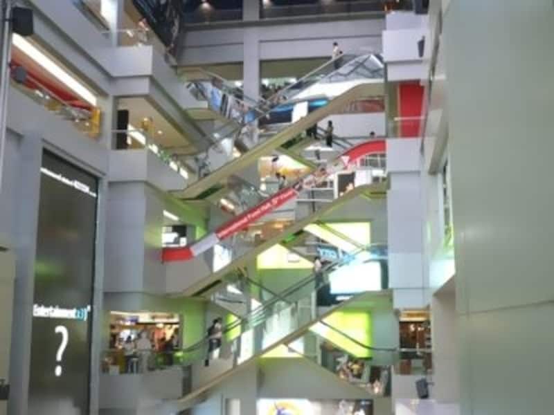 デパートはサイアム、チットロム周辺に集中している。ショッピング好きな人はこのエリアにあるホテルに泊まると便利