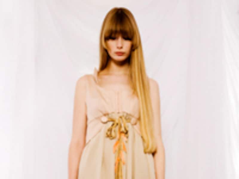 アーティストによる祈りの衣服 