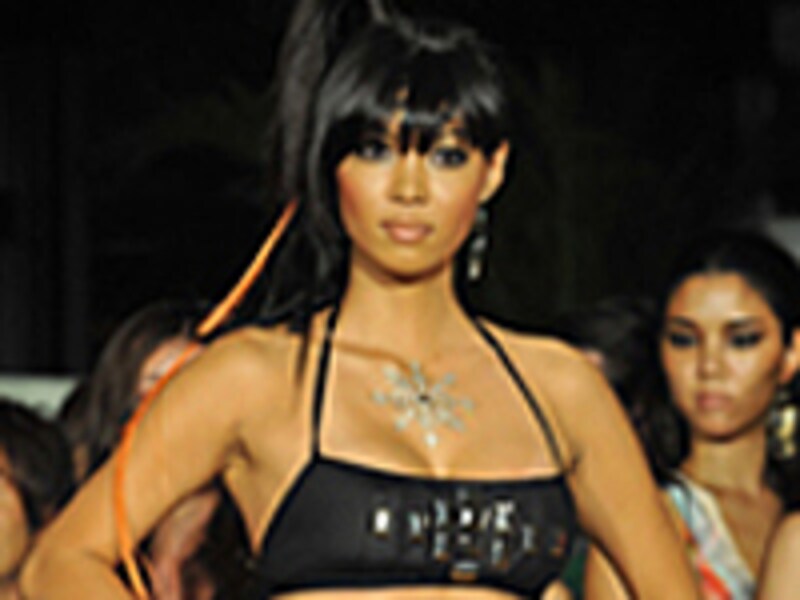 ビーチで輝くリゾートウェアはセクシー狙い