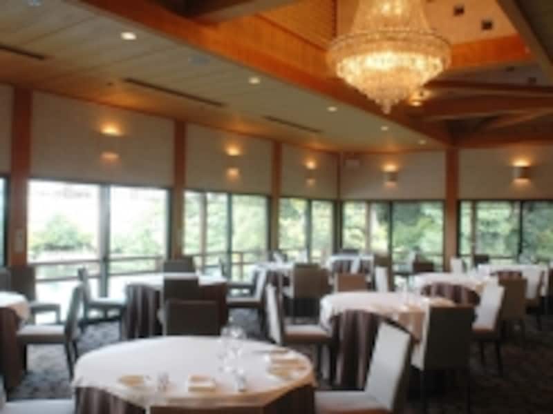 ランチコースは3800円と5000円、ディナーコースは7000円～。いずれもできるだけ予約を。