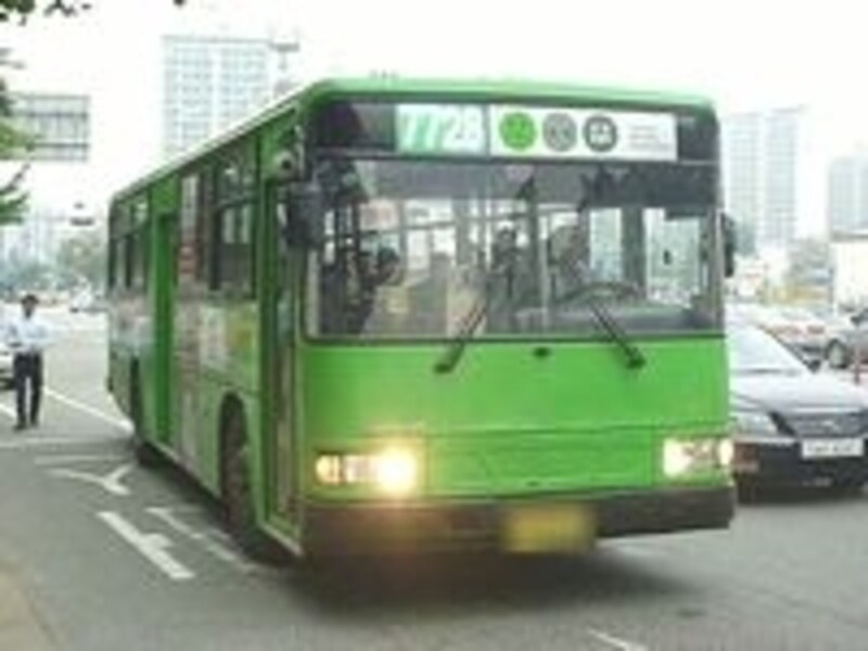 バスはその種類によって色別されています。