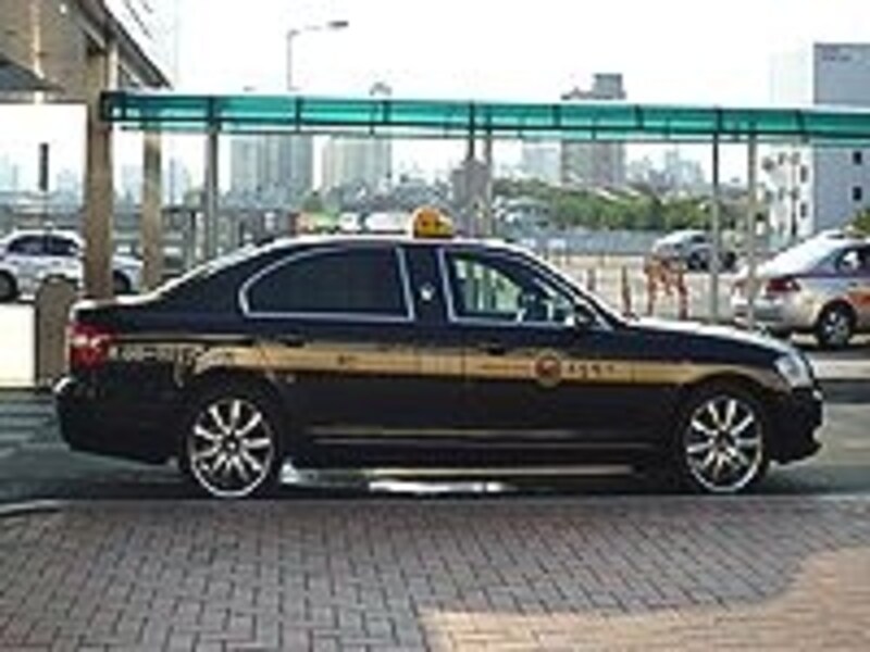 模範タクシーは車体が黒塗り。少し高めの料金設定