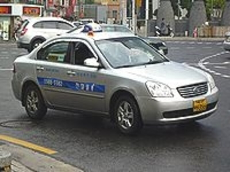 シルバーの車体は一般タクシー。流しがたくさんいるのですぐにつかまえられます