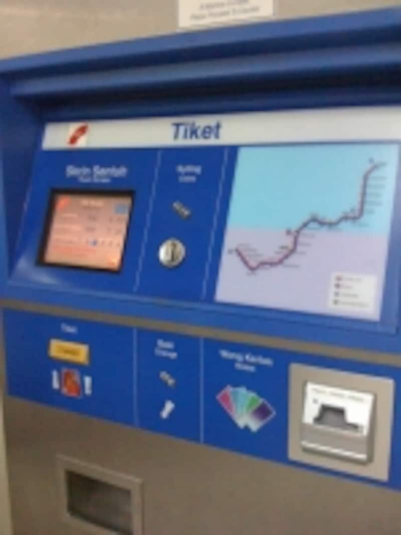 電車の切符は、窓口かこのような販売機で購入します。改札口は自動改札です